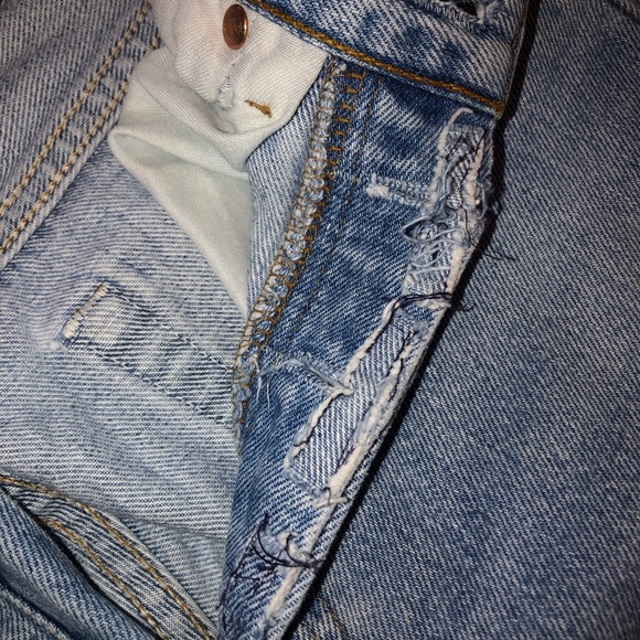 Light wash Levi’s mom jeans - Picture 3 of 4